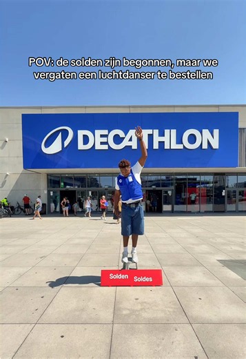 De solden zijn begonnen, maar we vergaten een luchtdanser te bestellen Les soldes ont commencé, mais on avait oublié de commander un skydancer #inflatable #soldes #solden #sales