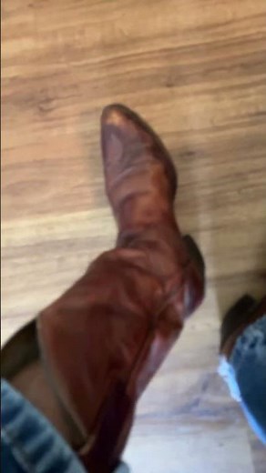 New cowboy boots 👢