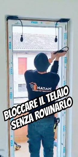 Come tenere fermo il telaio della finestra senza rovinarlo (cunei gonfiabili)