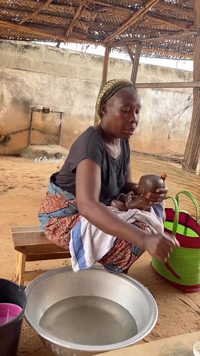 Afrique Femme on Instagram: "🔴MASSAGE TRADITIONNEL POUR BÉBÉ Voici comment baigner un nouveau né au Bénin 🇧🇯 Bain + massage ✨ 📌Dites-nous en commentaire si ça se passe comme ça chez vous ? • • • 🎥: @ola.angel #maternity #african #practice #traditional #baby #blackculture"