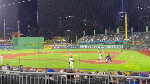 Fan falls 21 feet during Pirates-Cubs game in Pittsburgh