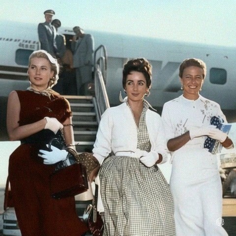Grace Kelly, Elizabeth Taylor, and Laraine Day arriving in style at the New York International Airport. (1954). Full story in the comment below!👇 | Christie Dutton