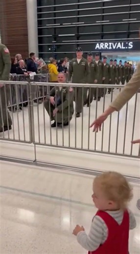 The salute seen ‘round the world.❤️👶 #4kvideo #airportreunion #army #militarydad