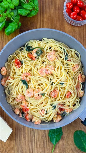 🍝🦐 Cremige Pasta mit Garnelen, Tomaten & Spinat – in nur 20 Min.! 🤤🔥 Hey Foodies, heute gibt’s ein super schnelles & mega leckeres Pasta-Rezept für euch! Perfekt für alle, die cremige Soßen, frische Zutaten & Garnelen lieben. In nur 20 Minuten auf dem Tisch! 😍 ✨ Zutaten für 2 Portionen: 🍝 250 g Pasta 🦐 200 g Garnelen (aufgetaut) 🍅 250 g Kirschtomaten 🌿 80 g Baby-Blattspinat 🧄 3 Knoblauchzehen 🧈 1 TL Butter 🥛 200 g Sahne 🧀 50 g Parmesan 🫒 2 EL Olivenöl 🌿 1 TL italienische Kräuter �