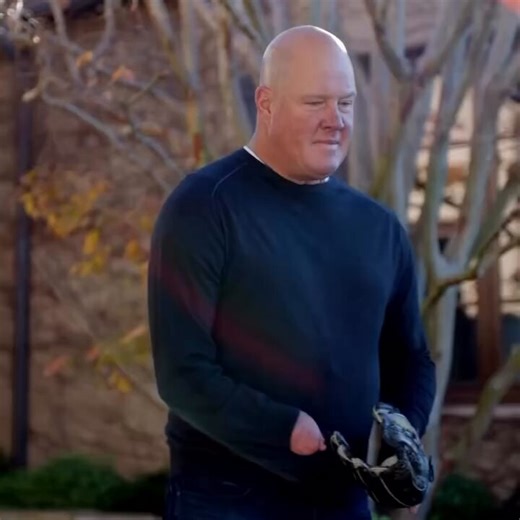 Jim Abbott: el hombre que redefinió lo imposible. ​Nacido sin la mano derecha, Abbott no pedía excusas. Su técnica era pura maestría: lanzaba y, en un movimiento fluido y casi irreal, se calzaba el guante para fildear. No era un truco, era genio.