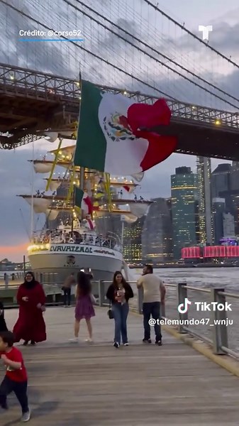 Un buque de la Armada de México impactó el sábado contra el Puente de Brooklyn durante una gira promocional en la ciudad de Nueva York. La punta de su mástil rozó el emblemático puente mientras navegaba por el East River. Al menos tres personas resultaron gravemente heridas, según informaron fuentes policiales con conocimiento del incidente. Una docena más de personas sufrieron heridas leves, según las autoridades. Otras estaban siendo examinadas y buzos estaban explorando las aguas en el lugar