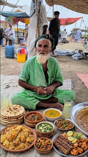 G.T Road Par Kachi Zameen Par Baith Kar Bechne Wala Mashhoor Ojri Roti! | Street Food Pakistan