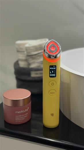 Професійна косметика | Україна 🇺🇦 on Instagram: "Знайомтеся — гаджет від Medicube в новому, жовтому кольорі💛, який переверне ваше уявлення про домашній догляд. Age-R Booster Pro — це не просто девайс, а комплексна система для омолодження та сяйва шкіри. Один пристрій поєднує в собі 4 основні режими: • Booster Mode: для неймовірного сяйва та глибокого проникнення активних компонентів догляду. • Mc Mode (Microcurrent): мікроструми для ліфтингу та чіткого овалу обличчя. • EMS Mode: тренування м'