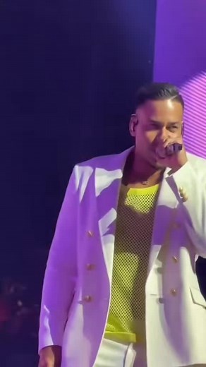 Como te miro a tí - Romeo Santos #romeosantos #comotemiroati #lyrics #lyricsvideo #lyrics_songs