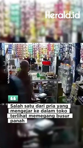 Geng Motor Terobos Masuk Toko Kelontong-Ancam Seorang Remaja