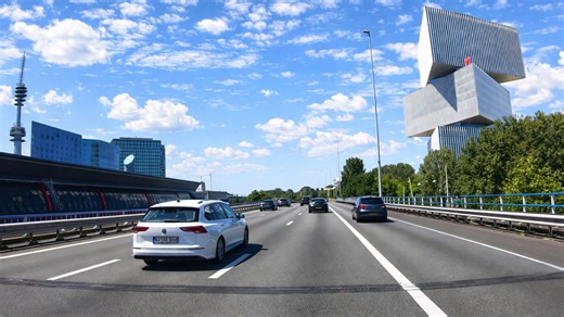 Un recorrido fluido por la moderna circunvalación de Ámsterdam en 4K