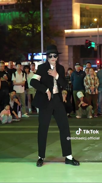 Moonwalk Michael Jackson — MJ dance moves and Dangerous era
