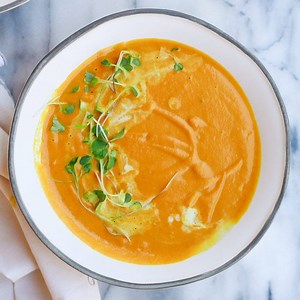 Simple, warm, and delicious Carrot Ginger Soup made in the Instant Pot or on the stovetop. https://www.yummymummykitchen.com/2019/01/carrot-ginger-soup-vegan-instant-pot.html Vegan | Gluten Free | Paleo | Yummy Mummy Kitchen by Marina Delio