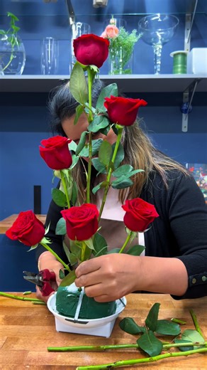 “Un arreglo sencillo, pero muy bonito 💕 Fácil y Rápido; rosas y lilies. Saludos mi gente linda, aquí les comparto este tutorial pensado especialmente para ti que estás comenzando en el mundo floral.” #diseñandoconblanca #ideas #tutorials #aprendeentiktok #felizybendecidodia