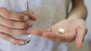 Se soigner tout seul : quels sont les risques de l’automédication ? - RTBF Actus