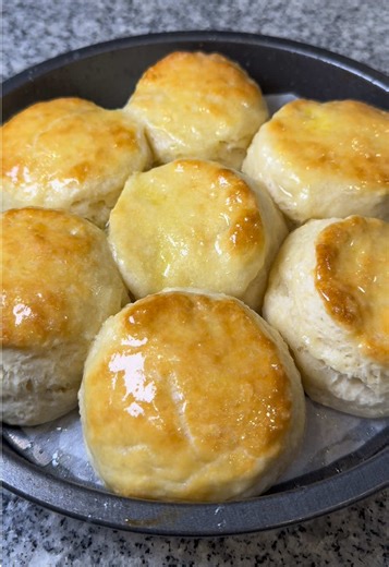 3 ingredient homemade biscuits 🔥 Ingredients: •2 cups self rising flour •1 stick butter (cold) •1 cup buttermilk (cold) Bake at 425 for 14-16 mins or until they’re golden brown. #fyp #kookingwithki