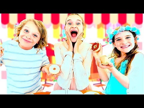 EATING CAKES AT THE CAFE Pretend Play with Sabre, Biggy and Naz from The Norris Nuts