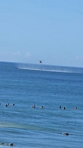 La precisión en el aire es vital cuando se trata de salvar vidas. 🚁🌊 ​Captura del momento en que una unidad de la Guardia Costera realiza maniobras de rescate en nuestras costas. La coordinación entre aire y mar es simplemente impresionante. Admiración total a nuestros rescatistas. ​🎥: @JoytoAereoVisualsPR ​#BreakingNewsPR #USCG #PuertoRico #JoytoAereoVisualsPR #Rescate AviationPhotography CoastGuard | Joyto Aereo Visuals PR