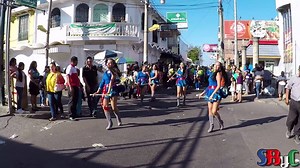 Contrario a lo que se pueda percibir, me gustó mucho la actitud del pequeño, de ponerse a bailar con el perrito. Por supuesto, que bellísimas estas chicas y la banda muy buenísima interpretación. | Super Bandas y Cachiporristas