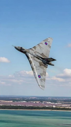 AVRO VULCAN – The Legendary Delta Wing Nuclear Bomber of Britain 🇬🇧#AvroVulcan #ColdWarBomber