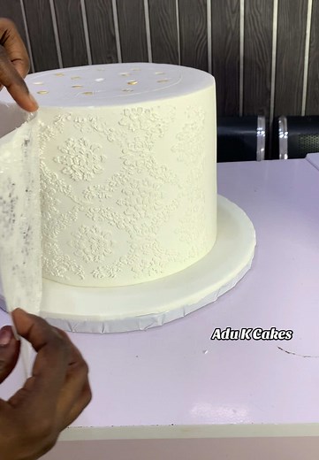 Stenciling Cakes with Royal Icing: A Step-by-Step Guide