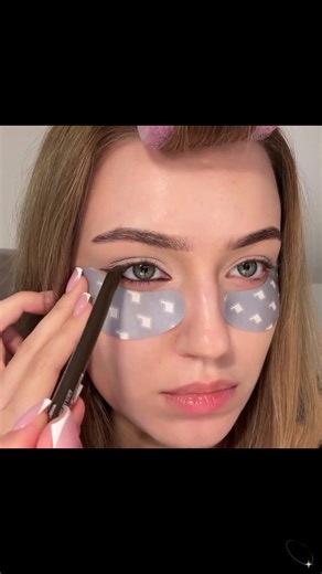 Effortless Application of Buttery Soft Gel Eyeliner