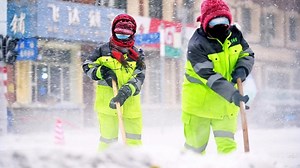 Heavy snowfall hits China's northeast - Jilin and Heilongjiang provinces issue red alerts for snowstorms