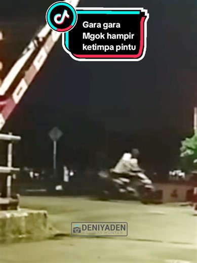 #tiktoklive #livehighlights night conditions the railway crossing is closed #railways #keretaapiindonesia #jpl