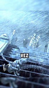 Alien vs. Depredador (Alien vs. Predator, 2004) es un cruce épico entre dos de las criaturas más icónicas del cine. La historia sigue a un grupo de exploradores que descubre una antigua pirámide enterrada en la Antártida. Sin saberlo, desatan una batalla entre xenomorfos y depredadores. Atrapados en medio del conflicto, los humanos deben luchar por su supervivencia mientras estas dos especies libran una guerra ancestral. Acción, terror y ciencia ficción se combinan en este enfrentamiento inolvid