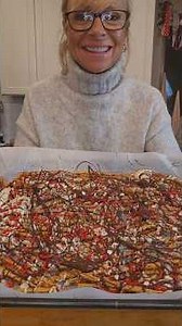 Holiday Pretzel Bark Sticks - easy 4 ingredients #holidaysnacks #christmastreats