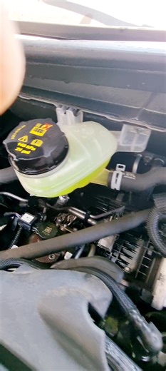 仕事に熱中するメカニックの一日