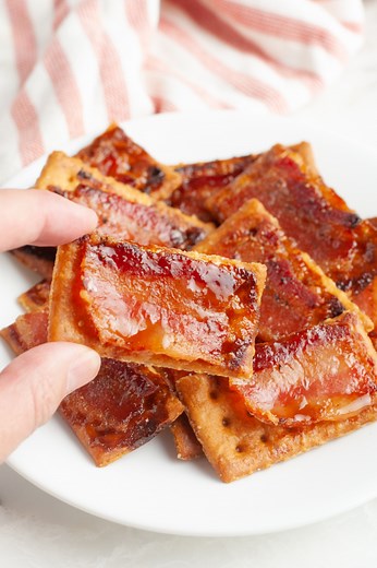 Brown Sugar Bacon Crackers - A simple salty and sweet appetizer. #baconcrackers #bacon #easyappetizers #appetizerideas | Foodlovinfamily