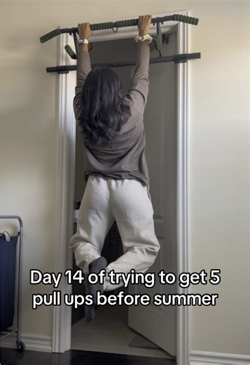 I really should take my time😆 need to slow the negatives down some more. The pull-up negatives were more difficult than the chin-up negatives. 86 days until summer 😎 #pullup #pullups #backdayworkout #gymmotivation #progress #calisthenics #negativepullups