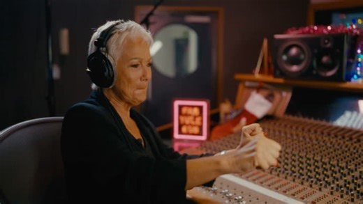 Denise Welch releases Christmas track