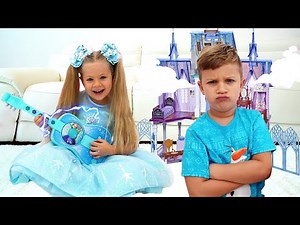 Diana e Roma brincam com brinquedos do Frozen