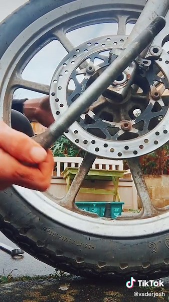 How to Remove a Front Wheel from a Motorcycle