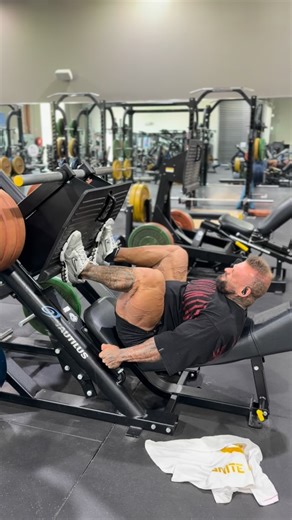 Ash Lachlan on Instagram: "1. Standardised technique allows us to remove variables that affect the metrics we are trying to track, by keeping our reps consistent and accurate we remove the likelyhood of bounced reps, quicker eccentrics and sloppier technique being the reason we can add load or reps as we track them ✅ 2. Knee flexion is cruicial when trying to build large quads, 3 of the 4 quadricep muscles DO NOT cross the hip joint therefore the only way to lengthen them is via knee flexion aka