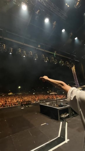 Die Uhr tickt, Clueso-Fans! 🕒 Es sind nur noch eine HANDVOLL TICKETS für Clueso's atemberaubendes Konzert am 13.07.24 in Berlin verfügbar! Erlebt Hits wie 'Flugmodus' und 'Tanzen' live in Aktion auf der legendären Berliner Waldbühne! Und auch für das Heimspiel von Clueso am 06.07.2024 auf dem Domplatz in Erfurt gibt es noch Tickets. 🎟️ Die letzten Tickets findet ihr unter: https://bit.ly/CluesoBerlin2024 https://bit.ly/CluesoErfurt2024 | Semmel-Concerts