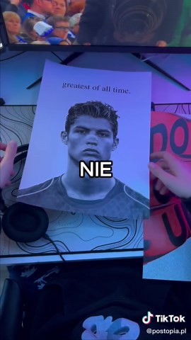Wiemy, że są piękne, ale nie trzeba kopiować😎 #plakat #postopia #dlaciebie #piłkanożna #cristianoronaldo #footballer