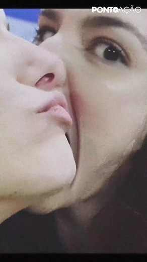 Surpresa ao assistir um DVD antigo de faculdade | Valentina e Luiza