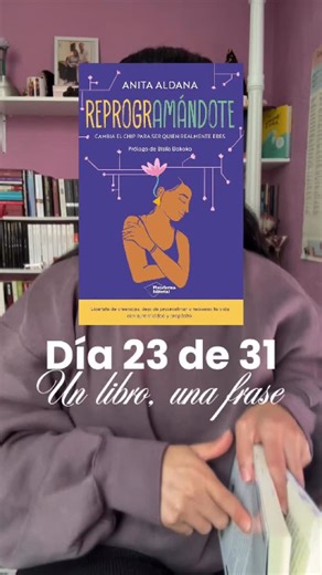 Día 23 de 31 | Un libro, una frase 📖 La frase de hoy es de Reprogramándote, de Anita Aldana. Un libro ideal para este cierre de año, cuando hacemos pausas, revisamos lo vivido y empezamos a preguntarnos cómo queremos avanzar. Una lectura ideal para finalizar el año ✨ | Liz Solares