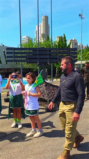 UM MOMENTO QUE MARCA O FUTURO. No Comando Militar do Sudeste, durante as comemorações do Dia do Exército Brasileiro, a presença de alunos do ensino fundamental trouxe um significado ainda mais especial à solenidade. Entre olhares atentos e curiosidade, nasce a admiração por valores como disciplina, respeito e amor à Pátria. Mais do que visitantes, são testemunhas de uma história viva — e o futuro que dará continuidade a esses ideais. Um momento simples… mas que deixa marcas para a vida toda.