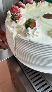 Fatia ninho com geleia de morango 🍓 | La Brigadeiria ilhéus