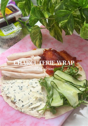 CHARCUTERIE WRAP !!! 🧀🍇🥒 Charcuterie board vibes… but make it macro friendly 😏✨ Sweet quince, layered turkey, crunchy cucumber, rocket and spring onion cream cheese all wrapped up in one low calories masterpiece. Trust me…you need to try this one!! MACROS PER SERVE 310 Calories | 13g Protein 37g Carbs | 12g Fat INGREDIENTS (serves1) - 1 Soft White Wrap (Woolworths brand) - 40g Turkey Shaved Deli style (Don) - 15g Cucumber - 25g Cream Cheese Spring Onion (South Cape) - 10g Rocket - 20g Quince
