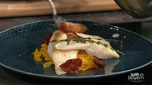 Wir in Bayern | Rezept: Zander mit Kürbiskraut, Senfsoße und Chorizo-Chips