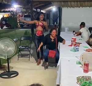 210K views · 12K reactions | No tengo los derechos de autor de la música de fondo Entiendo que Selena era de respeto y no hacía lo que yo, pero ten en cuenta que hago shows para eventos, y es parte dé, por qué es mi trabajo, pero espero te guste  | David Fuentes | Facebook