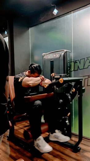 hamstring machine curl