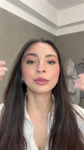 Mi preparo per una giornata in ufficio 🤍👩🏻‍💻#grwm #corporatelife #makeup #viral #fyp