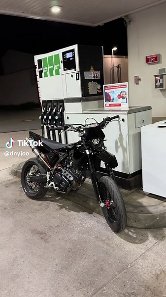 Fantic 125 Supermoto in Black: A Stunning Motorcycle Build 😋🖤