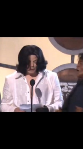 ONE OF THE GREATEST AWARD SHOWS || Michael Jackson presenting an award to James Brown BET awards 2003